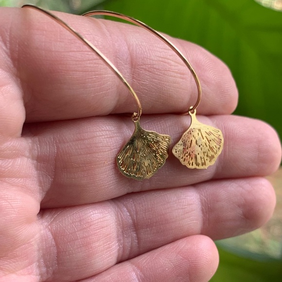 ✨NWT ✨18K Gold Hoop with Gingko Leaf Charm, Minimal Bohemian Earrings - Picture 6 of 11